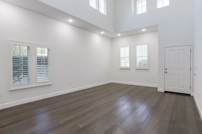 Building Photo - 4 Bed / 3 Bath San Bruno home in highly de...
