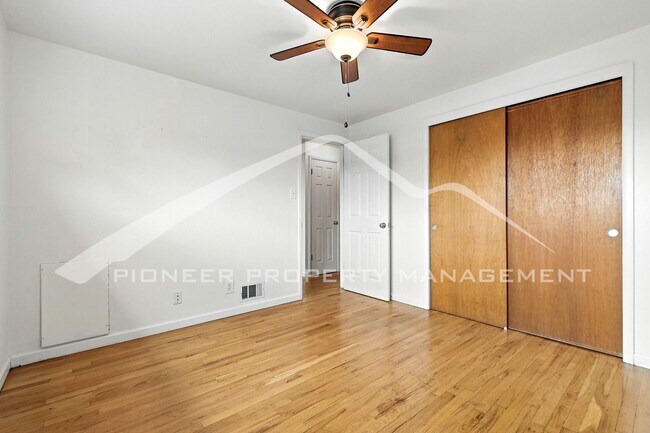 Building Photo - Charming Duplex with Washer/Dryer and Fenc...