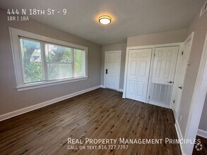 Building Photo - Pet Friendly - Completely Renovated 3rd Fl...