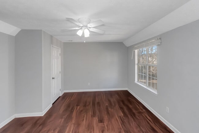 Building Photo - Spacious Home in Prime Location