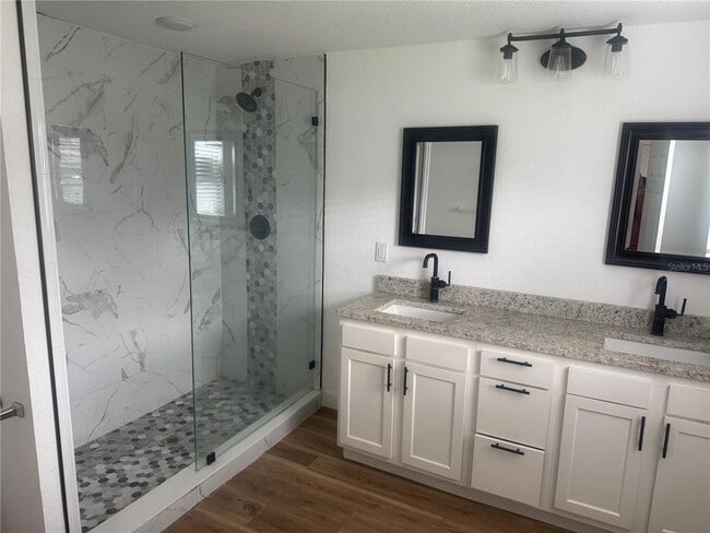 Building Photo - 905 N Center St