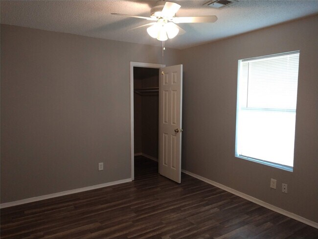 Building Photo - 1902 Laura Ln