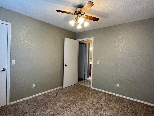 Building Photo - Spacious 3 bed 2 bath in Edmond!