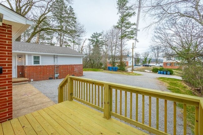 Building Photo - 5 Meadowbrook Dr W