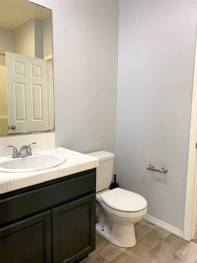 Building Photo - 3150 N Ventura Rd