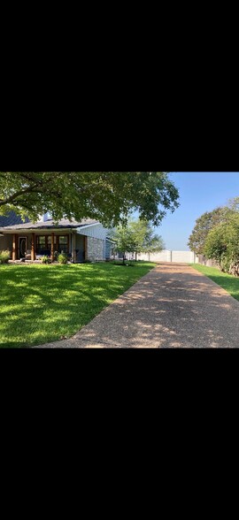 Building Photo - 1506 Oak Hollow Dr