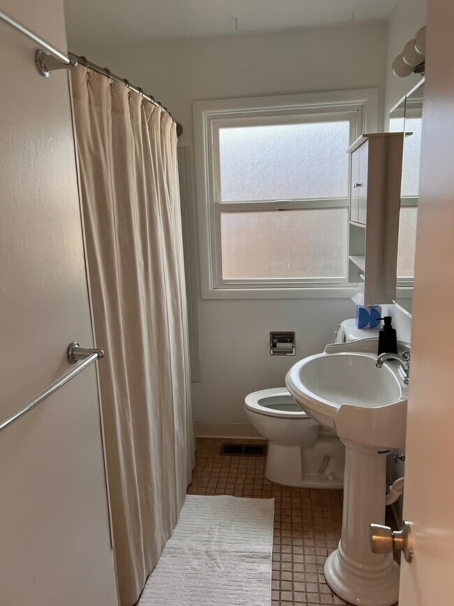 Building Photo - 9812 SE Reedway St