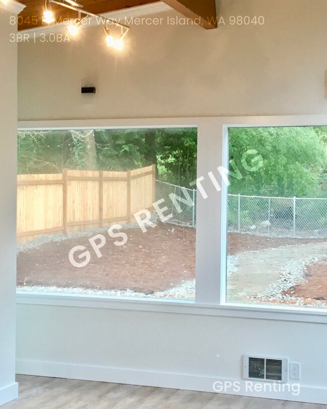 Building Photo - Elegant South Mercer Island Home with Lake...