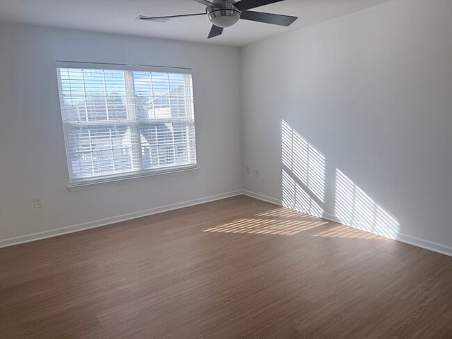 Building Photo - 9420 Meadowmont View Dr