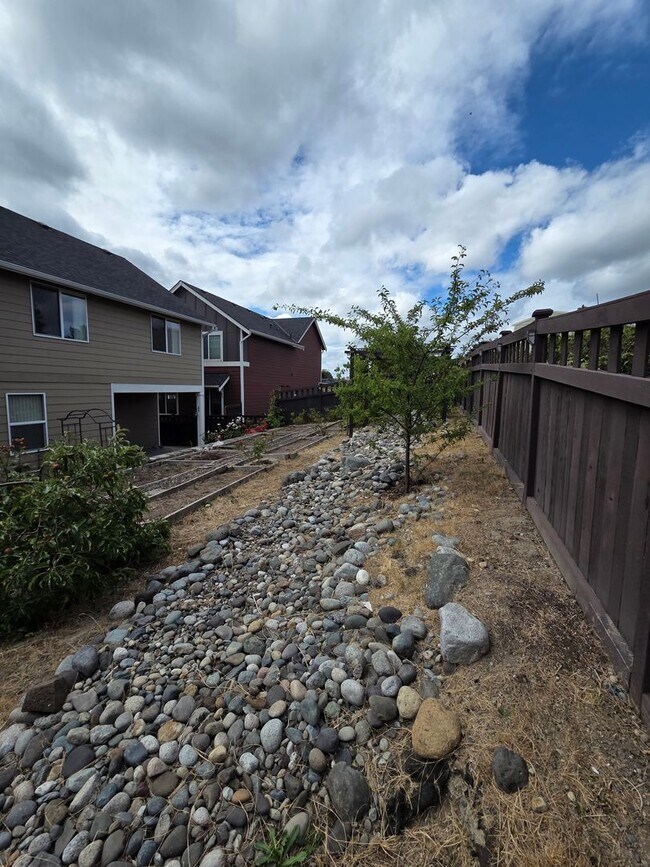 Building Photo - 2524 Jacaranda Ave