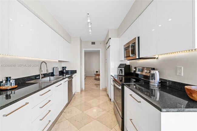 Building Photo - 16500 Collins Ave