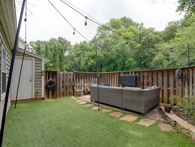 Building Photo - A picture perfect cottage home ready for you with community pool!