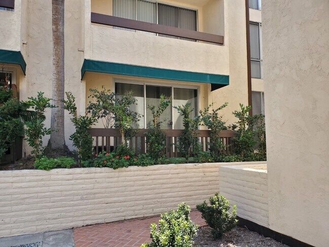 Building Photo - 6455 La Jolla Blvd