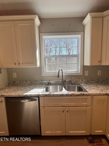 Building Photo - 355 W Outer Dr