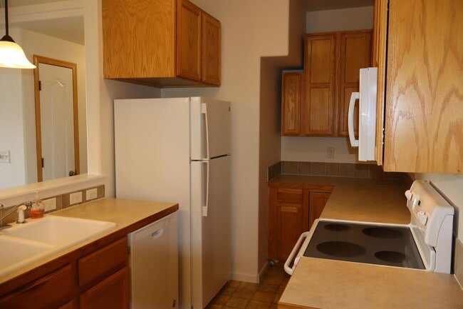 Building Photo - Enjoy Windsor Living: Bright Condo Near Tr...