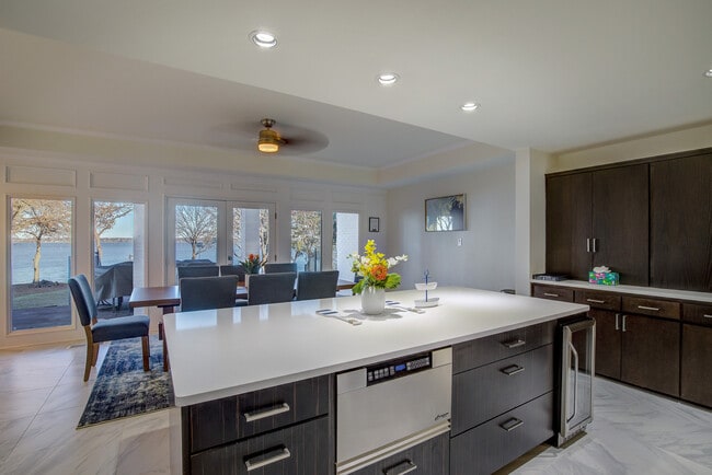 Building Photo - 8402 Columbia Dr