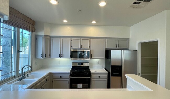 Building Photo - Impressive 2 Bdrm 2.5 Ba townhouse for ren...
