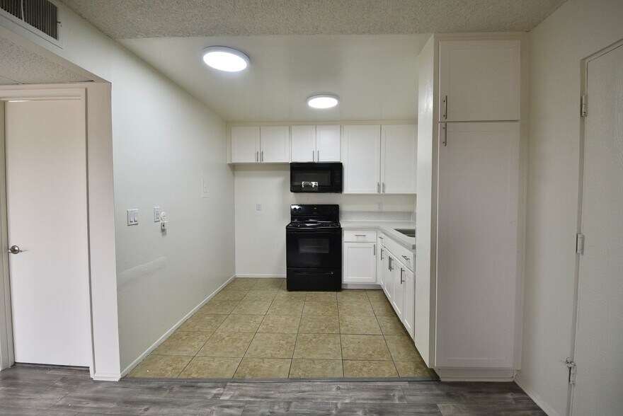 Building Photo - 13800 Sherman Way