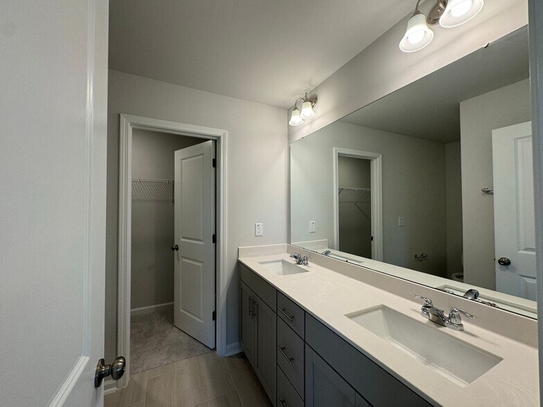 Building Photo - 370 Devon Clfs Dr