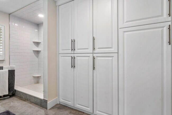 Building Photo - 2021 NW 3rd Ave