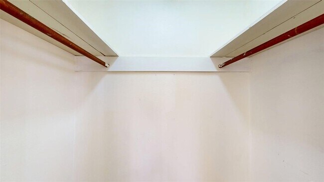 Building Photo - 911 E North Ave