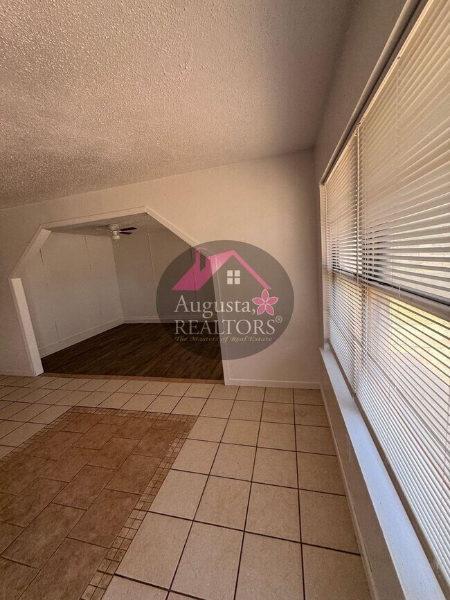 Building Photo - 966 N La Salle Dr