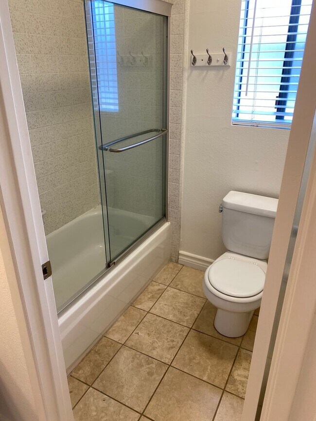 Building Photo - Spacious and Renovated Santa Monica Townho...