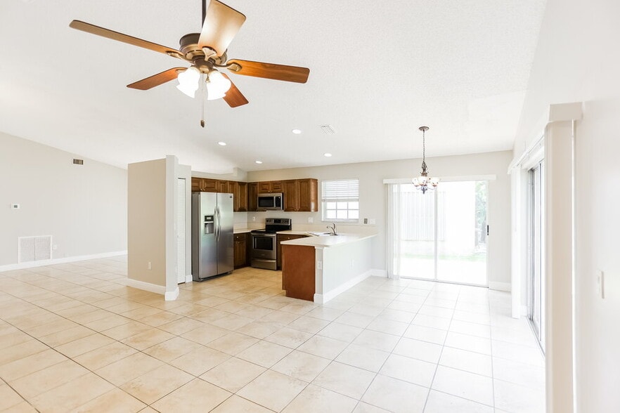 Building Photo - 3049 NW 72nd Ave