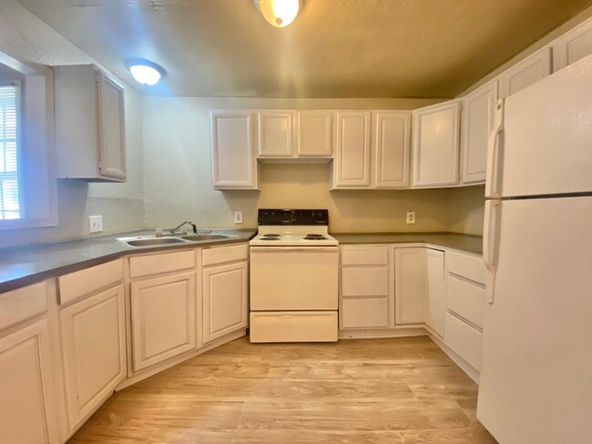 Building Photo - Newly renovated 3 bed 1 bath now available...