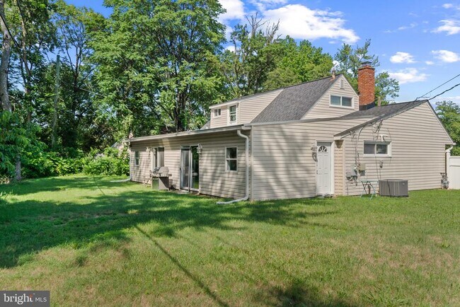 Building Photo - 10 N Meadow Dr