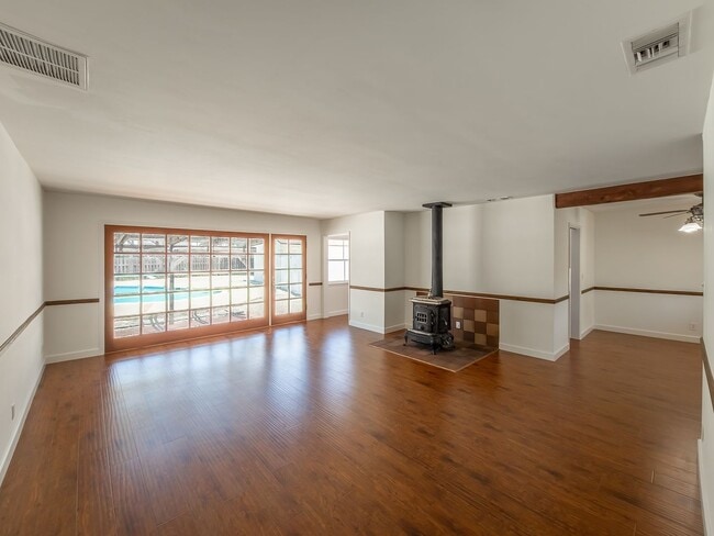 Building Photo - Stunning 3BD/2BA located in beautiful Sunl...