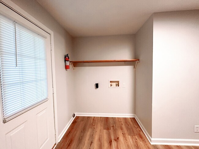 Building Photo - 470 Martha Ln