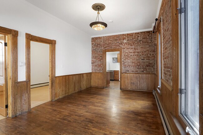 Building Photo - Historic 2 Bed / 1 Bath Townhome near Down...