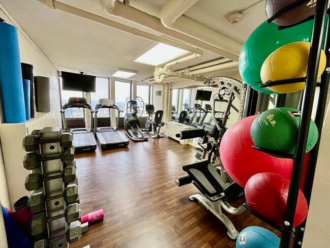 Building Photo - 100 E Walton Pl