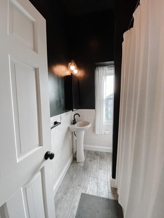 Building Photo - 356 Carpenter St