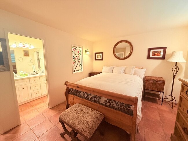 Building Photo - Charming Fully Furnished 1-Bedroom Condo with Pool Access in Carpinteria