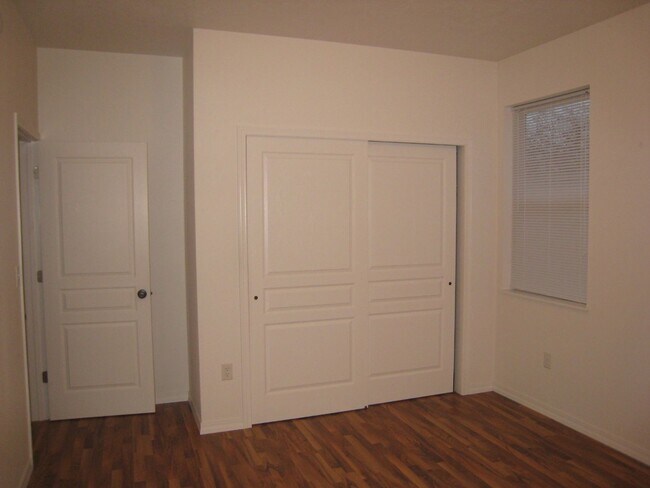 Building Photo - 721 Desmet St