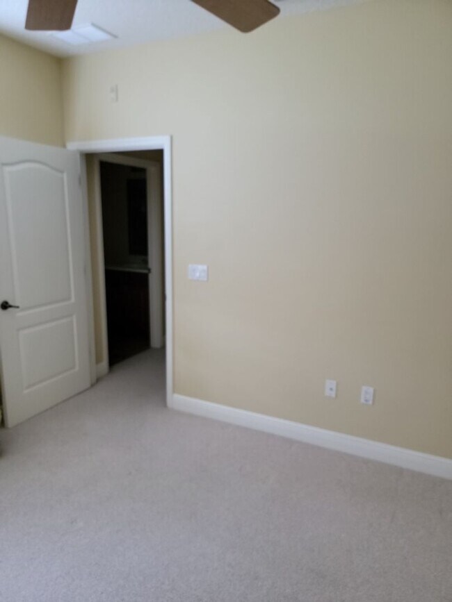Building Photo - 3 Bedroom / 3 Bathroom - Tidelands