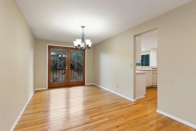 Building Photo - Spacious 5-Bed Home on XL Private Lot!