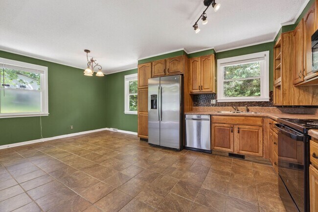 Building Photo - 3 Bedroom Pet Friendly Home For Rent Near Heritage Park!