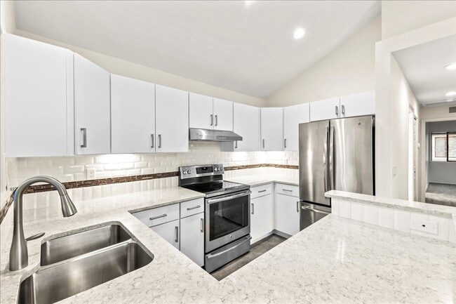 Building Photo - 2-bedroom 2-bathroom condo, located steps from the Boise River Greenbelt