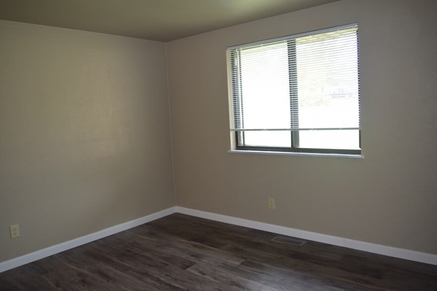 Master bedroom - 108 Wood Ct