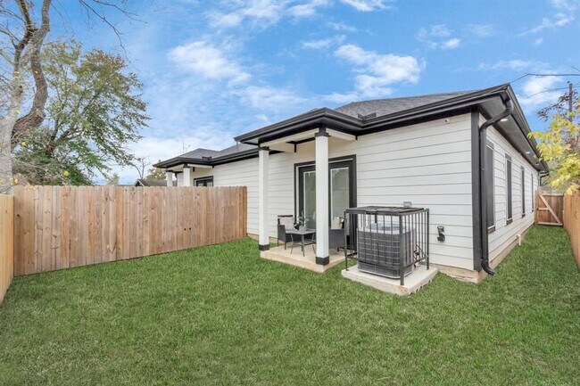 Building Photo - 4506 Aledo St