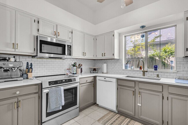 Building Photo - Charming 3 Bedroom, 2 Bath Home off of Longpoint in Mount Pleasant!