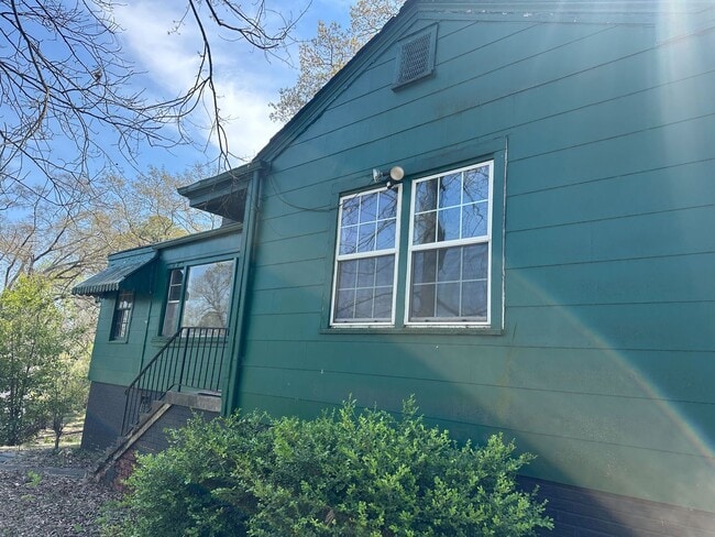 Building Photo - Classic Charm Meets Modern Comfort – 3BR/2BA Home