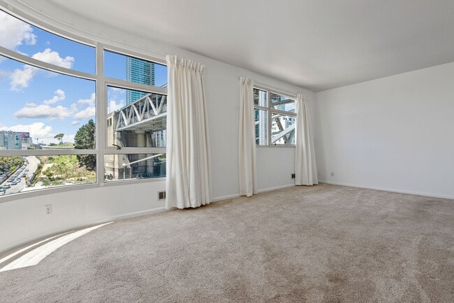 Building Photo - Light Filled 2 Bed, 2 Bath South Beach Por...