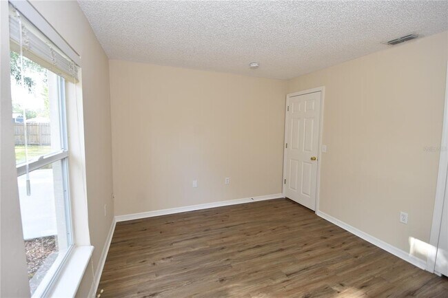 Building Photo - 6 Zither Ct