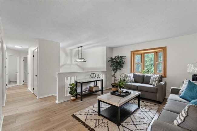 Building Photo - 4 bed/2bath in Bettendorf, IA