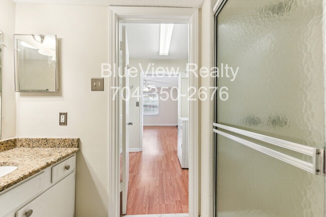 Building Photo - 4735 Hedgemore Dr