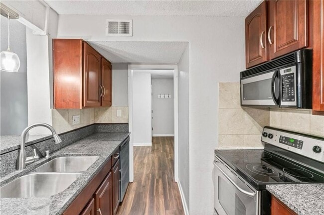 Building Photo - Plaza condo 2 Bed 2 Bath! $1500.00